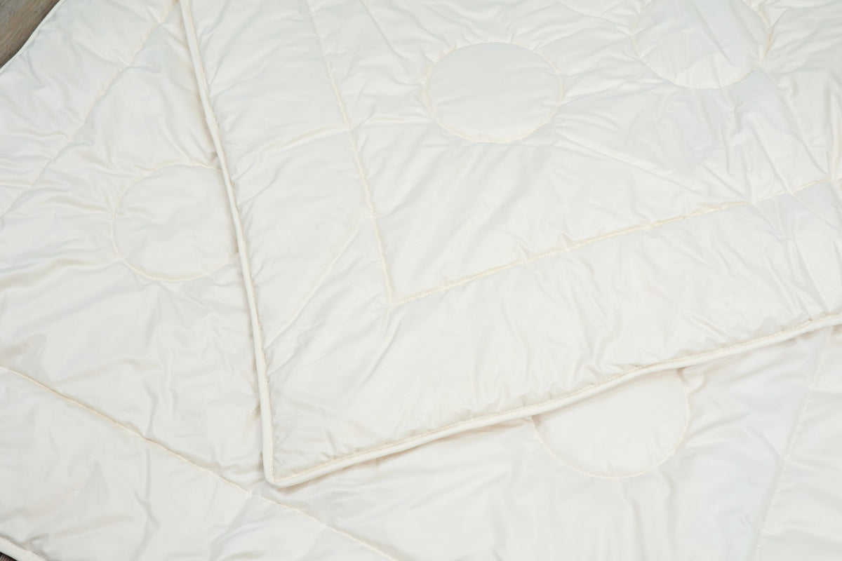 Merinowolle kbT Bettdecke mit Bio-Baumwollbezug kbA | KLEINER Naturbettwaren