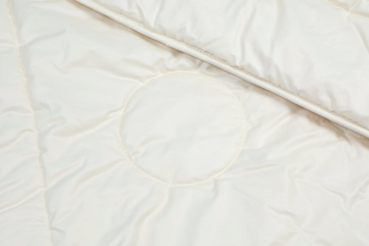 Nahaufnahme Merinowolle kbT Steppbett mit Bio-Baumwollbezug kbA | KLEINER Naturbettwaren